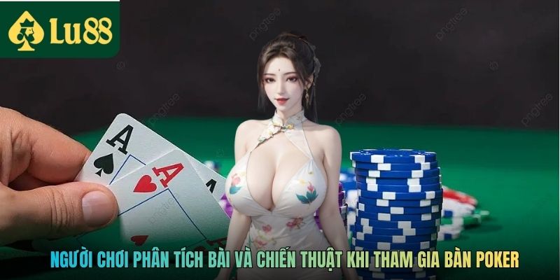 Người chơi phân tích bài và chiến thuật khi tham gia bàn Poker